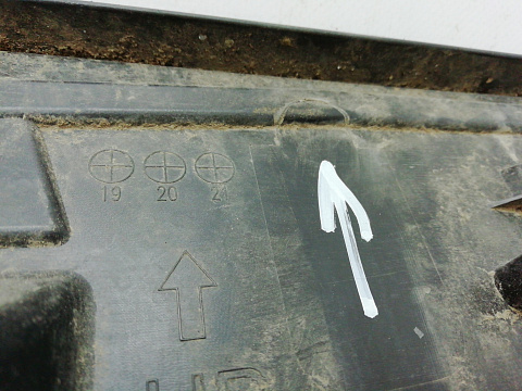 Фотография детали AA003521; Площадка под номер (GHP9-50171) для Mazda 6 III (GJ) (2012-2015)/БУ; Оригинал; Р1, Мелкий дефект; . Фото номер 4