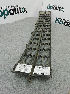 AA001677; Решетка переднего бампера центр. (60U 853 677) для Skoda Rapid I (2012-2017)/БУ; Оригинал; Р1, Мелкий дефект; 