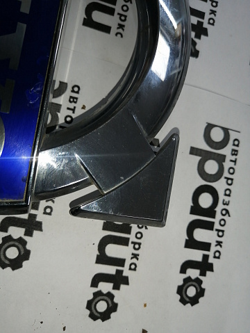 Фотография детали AA045540; Эмблема решетки радиатора (30796425) для Volvo XC60/БУ; Оригинал; Р1, Мелкий дефект; . Фото номер 6