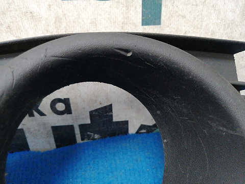 Фотография детали AA032371; Накладка ПТФ левая (261570003R) для Renault Fluence (2009-2013)/БУ; Оригинал; Р1, Мелкий дефект; . Фото номер 2