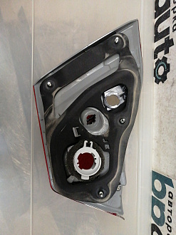 AA044242; Фонарь внутренний правый, в крышку баг. (81581-33220) для Toyota Camry 50 (2012 — 2014)/БУ; Оригинал; Р0, Хорошее; 