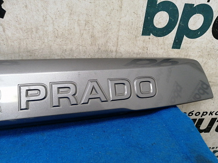 AA031394; Молдинг крышки багажника, не хром (76810-60131) для Toyota Land Cruiser Prado/БУ; Оригинал; Р0, Хорошее; 