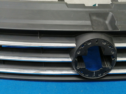 AA028221; Решетка радиатора (6RU853653B) для Volkswagen Polo V рест. Sedan (2015-2020)/БУ; Оригинал; Р2, Удовлетворительное; 