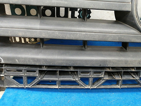 Фотография детали AA033607; Решетка радиатора (2E0853653E) для Volkswagen Crafter (2006-2016)/БУ; Оригинал; Р2, Удовлетворительное; . Фото номер 6