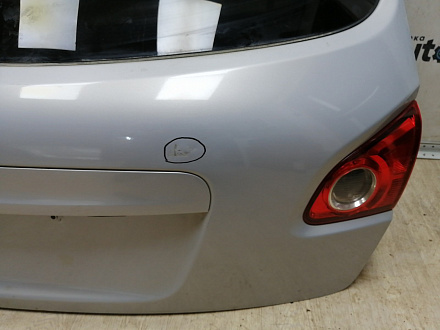 AA045290; Крышка багажника; под камер. (K0100BR0MA) для Nissan Qashqai/БУ; Оригинал; Р1, Мелкий дефект; 