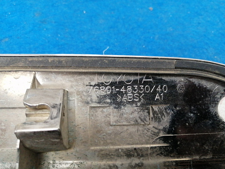 AA030908; Накладка крышки багажника; под камер. (76801-48330) для Toyota Highlander II рест. (2010 - 2013)/БУ; Оригинал; Р0, Хорошее; 