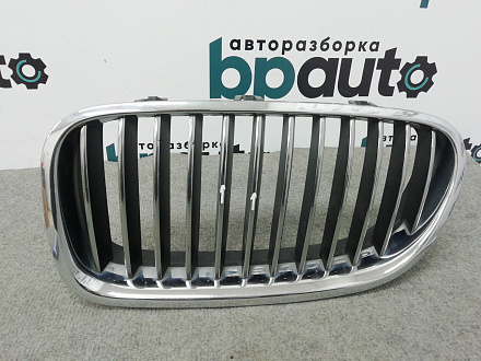 AA004504; Решетка радиатора левая, 12 перемычек (51137200727) для BMW 5 серия F10 F11/БУ; Оригинал; Р1, Мелкий дефект; 