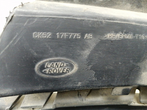 Фотография детали AA022880; Юбка переднего бампера (CK52-17F775-AB) для Land Rover Range Rover IV L405 (2012 - 2017)/БУ; Оригинал; Р1, Мелкий дефект; . Фото номер 10