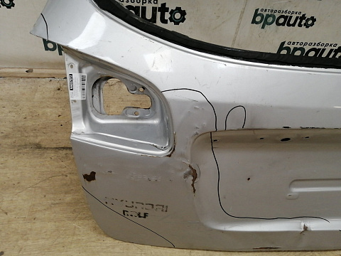 Фотография детали AA037972; Крышка багажника, без спойленра (73700-2B030) для Hyundai Santa Fe/БУ; Оригинал; Р2, Удовлетворительное; . Фото номер 6