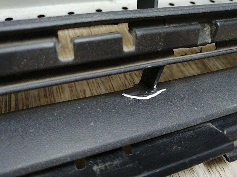 Фотография детали AA046153; Решетка переднего бампера (5G0853677) для Volkswagen Golf/БУ; Оригинал; Р1, Мелкий дефект; . Фото номер 8