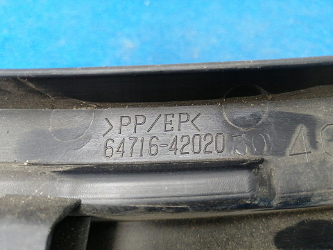 Фотография детали AA016483; Накладка задней панели (64716-42020) для Toyota Rav4/БУ; Оригинал; Р2, Удовлетворительное; . Фото номер 8