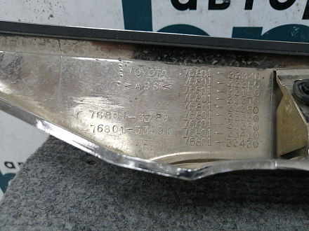 AA011871; Накладка крышки багажника; под камер. ( 76801-33340) для Toyota Camry 50 (2012 — 2014)/БУ; Оригинал; Р1, Мелкий дефект; 