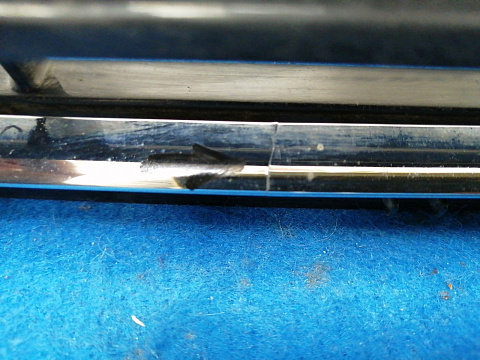 Фотография детали AA032261; Решетка переднего бампера (DS73-17B968-K) для Ford Mondeo/БУ; Оригинал; Р1, Мелкий дефект; . Фото номер 6