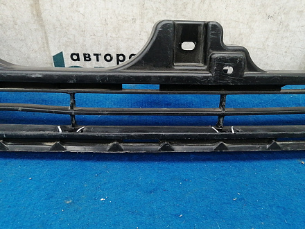 AA034227; Решетка переднего бампера (53112-60200) для Toyota Land Cruiser Prado 150 рест. (2013 — 2017)/БУ; Оригинал; Р1, Мелкий дефект; 