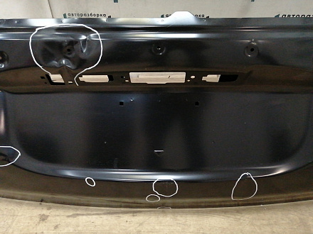 AA037297; Крышка багажника; под камер. (5801B818) для Mitsubishi Outlander/Нов с деф; Оригинал; Р1, Мелкий дефект; 