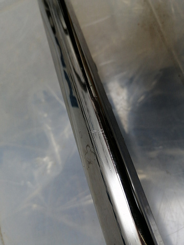 Фотография детали AA044926; Накладка переднего бампера правая, хром (2803148XKV3AA) для Tank 500 (2021-н.в.)/БУ; Оригинал; Р1, Мелкий дефект; . Фото номер 3