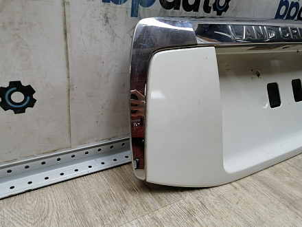 AA045274; Накладка крышки багажника, без кнопок (76811-60190) для Toyota Land Cruiser Prado 150 (2010 — 2013)/БУ; Оригинал; Р0, Хорошее; (070) Белый перламутр 3х. сл.
