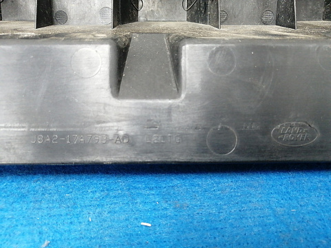 Фотография детали AA017945; Кронштейн заднего бампера центральный (J8A2-17A793-AD) для Land Rover Range Rover Velar L560 (2017 - 2023)/БУ; Оригинал; Р1, Мелкий дефект; . Фото номер 6