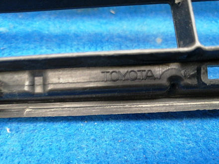 AA033476; Решетка переднего бампера верхняя; без камер. (53112-42100) для Toyota Rav4 40 рест. (2015 — 2019)/БУ; Оригинал; Р1, Мелкий дефект; 