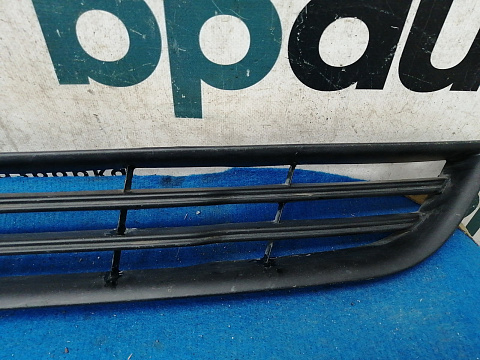 Фотография детали AA031031; Решетка переднего бампера (C1BB-17K945-A) для Ford Fiesta/БУ; Оригинал; Р1, Мелкий дефект; . Фото номер 4