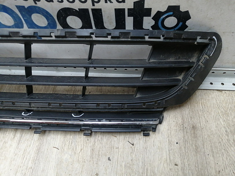 Фотография детали AA046151; Решетка переднего бампера (5G0853677A) для Volkswagen Golf/БУ; Оригинал; Р1, Мелкий дефект; . Фото номер 2