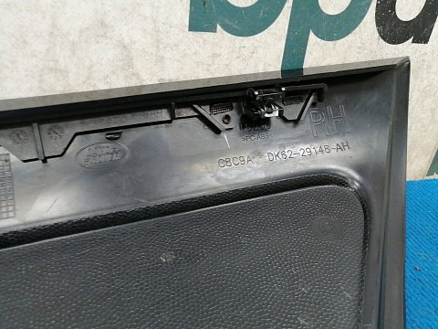 Фотография детали AA036614; Накладка на стойку заднего правого крыла (DK62-29148-AH) для Land Rover Range Rover Sport/БУ; Оригинал; Р1, Мелкий дефект; . Фото номер 9