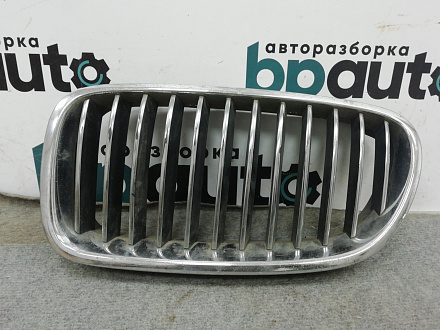 AA009411; Решетка радиатора левая, 12 перемычек (51137200727) для BMW 5 серия F10 F11/БУ; Оригинал; Р1, Мелкий дефект; 