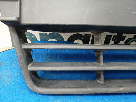 AA032236; Решетка переднего бампера центральная, матовая (BM51-17K945-A) для Ford Focus/БУ; Оригинал; Р1, Мелкий дефект; 