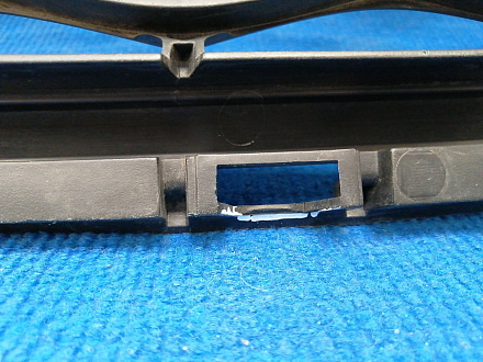 AA038716; Решетка переднего бампера (EH44-501T1) для Mazda CX-7 I рест. (2009-2012)/БУ; Оригинал; Р1, Мелкий дефект; 
