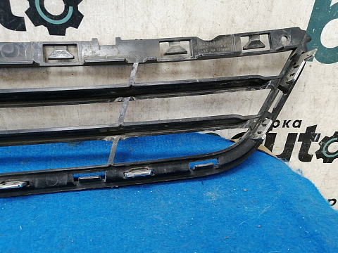 Фотография детали AA032261; Решетка переднего бампера (DS73-17B968-K) для Ford Mondeo/БУ; Оригинал; Р1, Мелкий дефект; . Фото номер 9