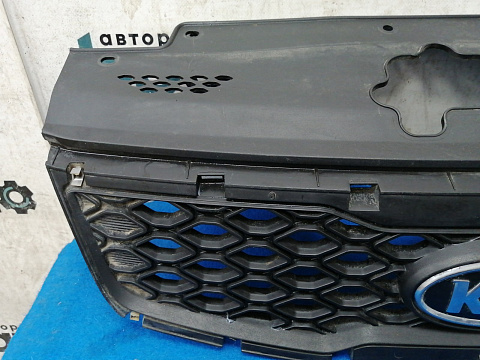 Фотография детали AA028778; Решетка радиатора (86360-1G600) для Kia Rio/БУ; Оригинал; Р2, Удовлетворительное; . Фото номер 4