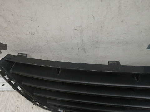 Фотография детали AA045113; Решетка переднего бампера (5K0853677) для Volkswagen Golf/БУ; Оригинал; Р1, Мелкий дефект; . Фото номер 6