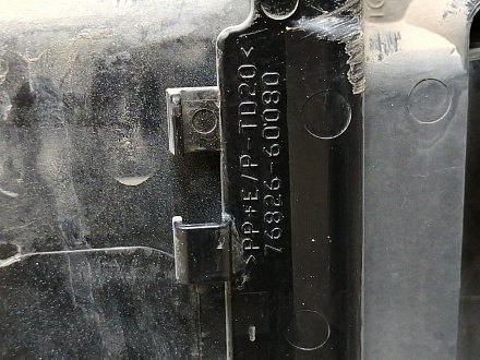 AA045275; Накладка крышки багажника, без кнопок (76811-60190) для Toyota Land Cruiser Prado 150 (2010 — 2013)/БУ; Оригинал; Р0, Хорошее; (070) Белый перламутр 3х. сл.