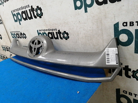 Фотография детали AA026652; Накладка на решетку радиатора (53122-0K020) для Toyota Hilux VII (2005 - 2011)/БУ; Оригинал; Р1, Мелкий дефект; . Фото номер 3