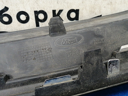 AA028585; Решетка радиатора (BM51-8200-B) для Ford Focus/БУ; Оригинал; Р1, Мелкий дефект; 