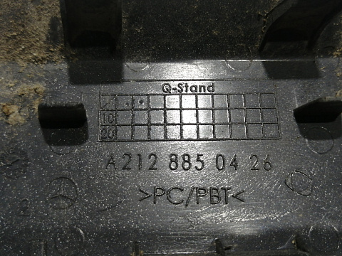 Фотография детали AA045471; Заглушка буксир. крюка заднего бампера AMG (A2128850426) для Mercedes-Benz E-klasse IV Sedan (W212) (2009-2013)/БУ; Оригинал; Р0, Хорошее; . Фото номер 6