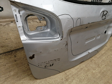 Фотография детали AA037972; Крышка багажника, без спойленра (73700-2B030) для Hyundai Santa Fe/БУ; Оригинал; Р2, Удовлетворительное; . Фото номер 5