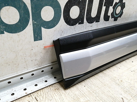 AA045189; Накладка задней правой двери (5757A410) для Mitsubishi Outlander/Нов с деф; Оригинал; Р1, Мелкий дефект; 