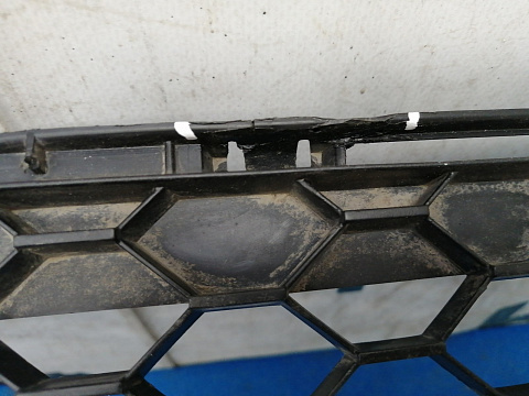 Фотография детали AA033562; Решетка переднего бампера (BR5H-501T1) для Mazda 3 I (BK) рест. Sedan (2006-2009)/БУ; Оригинал; Р1, Мелкий дефект; . Фото номер 5