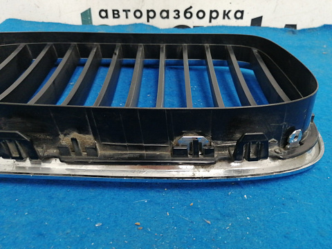 Фотография детали AA034172; Решетка радиатора правая, 13 перемычек (51137211658) для BMW 7 серия F01 F02/БУ; Оригинал; Р1, Мелкий дефект; . Фото номер 6