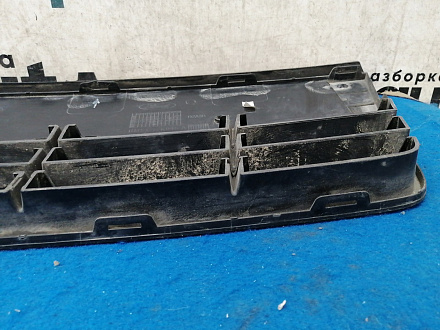 AA032240; Решетка переднего бампера центральная, матовая (BM51-17K945-A) для Ford Focus/БУ; Оригинал; Р1, Мелкий дефект; 