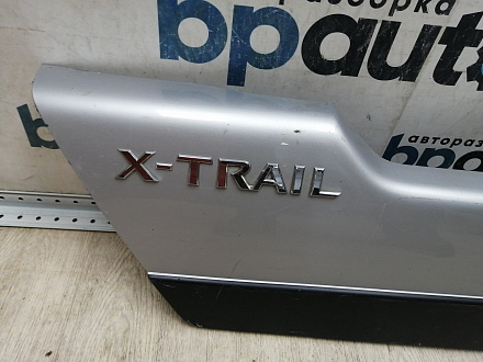 AA045060; Накладка крышки багажника нижняя, пластик (90901-JG00A) для Nissan X-Trail T31/БУ; Оригинал; Р1, Мелкий дефект; 