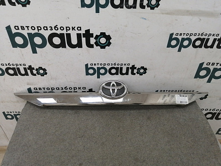 AA011872; Накладка крышки багажника; под камер. ( 76801-33340) для Toyota Camry 50 (2012 — 2014)/БУ; Оригинал; Р1, Мелкий дефект; 