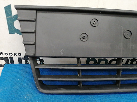 AA037576; Решетка переднего бампера центральная, матовая (BM51-17K945-A) для Ford Focus/БУ; Оригинал; Р0, Хорошее; 
