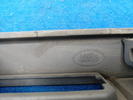 AA017949; Накладка на крышку багажника (BJ32-40406) для Land Rover Range Rover Evoque/БУ; Оригинал; Р1, Мелкий дефект; 
