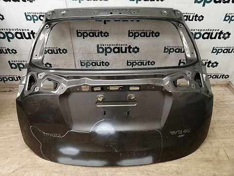 Фотография детали AA043228; Крышка багажника (67005-42430) для Toyota Rav4 40 (2013 — 2015)/БУ; Оригинал; Р2, Удовлетворительное; . Фото номер 1