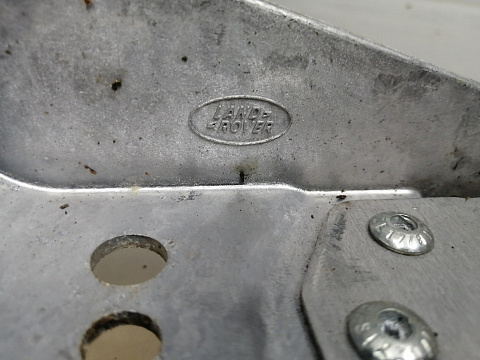 Фотография детали AA045494; Кронштейн крепления фары правый (J8A200296АC) для Land Rover Range Rover Velar L560 (2017 - 2023)/БУ; Оригинал; Р0, Хорошее; . Фото номер 4