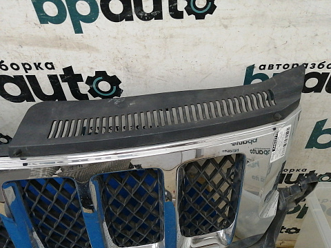 Фотография детали AA032712; Решетка радиатора (57010708AD) для Jeep Grand Cherokee IV (2010-2013)/БУ; Оригинал; Р1, Мелкий дефект; . Фото номер 17