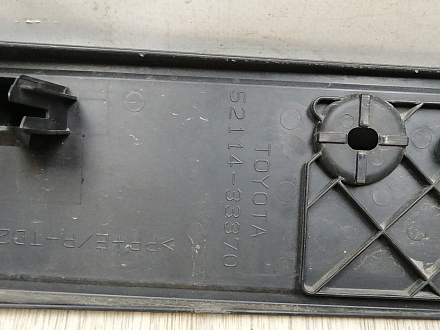 AA045455; Площадка под номер переднего бампера (52114-33370) для Toyota Camry 55 рест. (2014 — 2017)/БУ; Оригинал; Р0, Хорошее; 