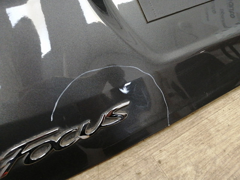 Фотография детали AA039246; Крышка багажника (F1EB-F40617-AB) для Ford Focus III Sedan рест. (2015- 2019)/БУ; Оригинал; Р1, Мелкий дефект; . Фото номер 3